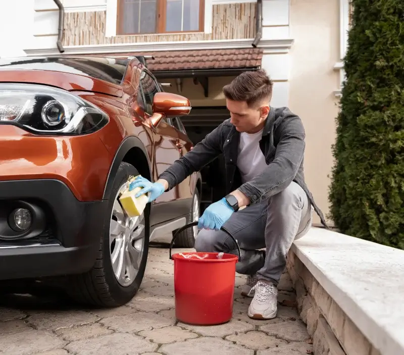 Lavage auto à domicile Saint-Martin-des-Noyers : professionnel intervenant sur un véhicule